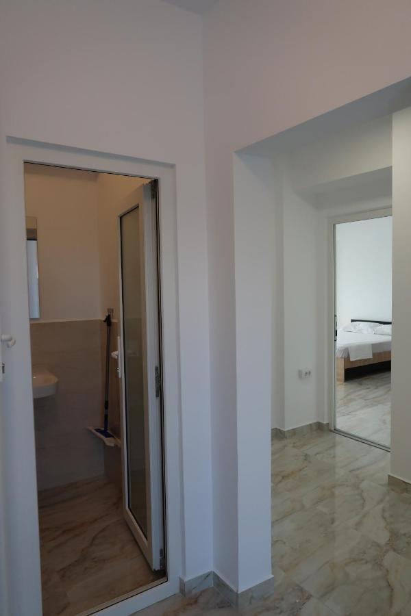 Home Space Two Navodari Bagian luar foto
