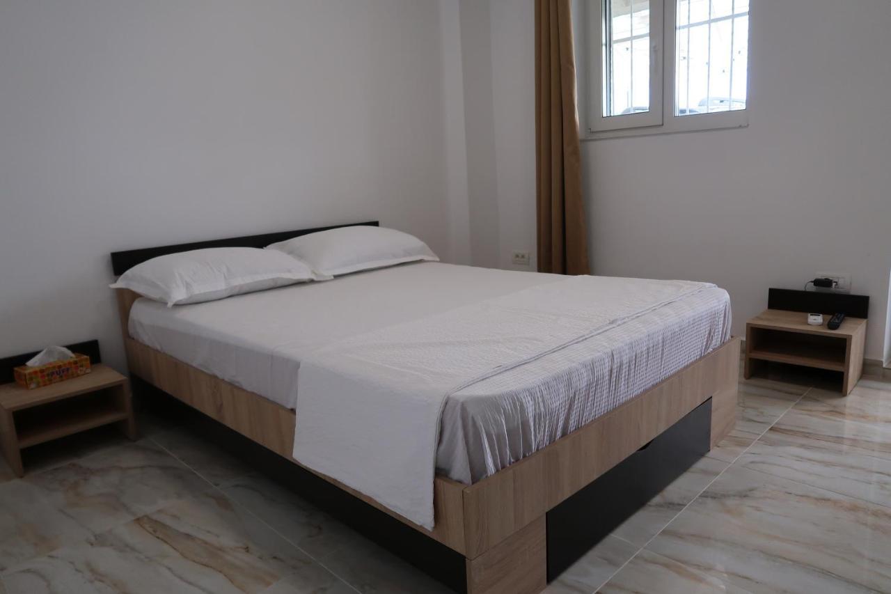 Home Space Two Navodari Bagian luar foto