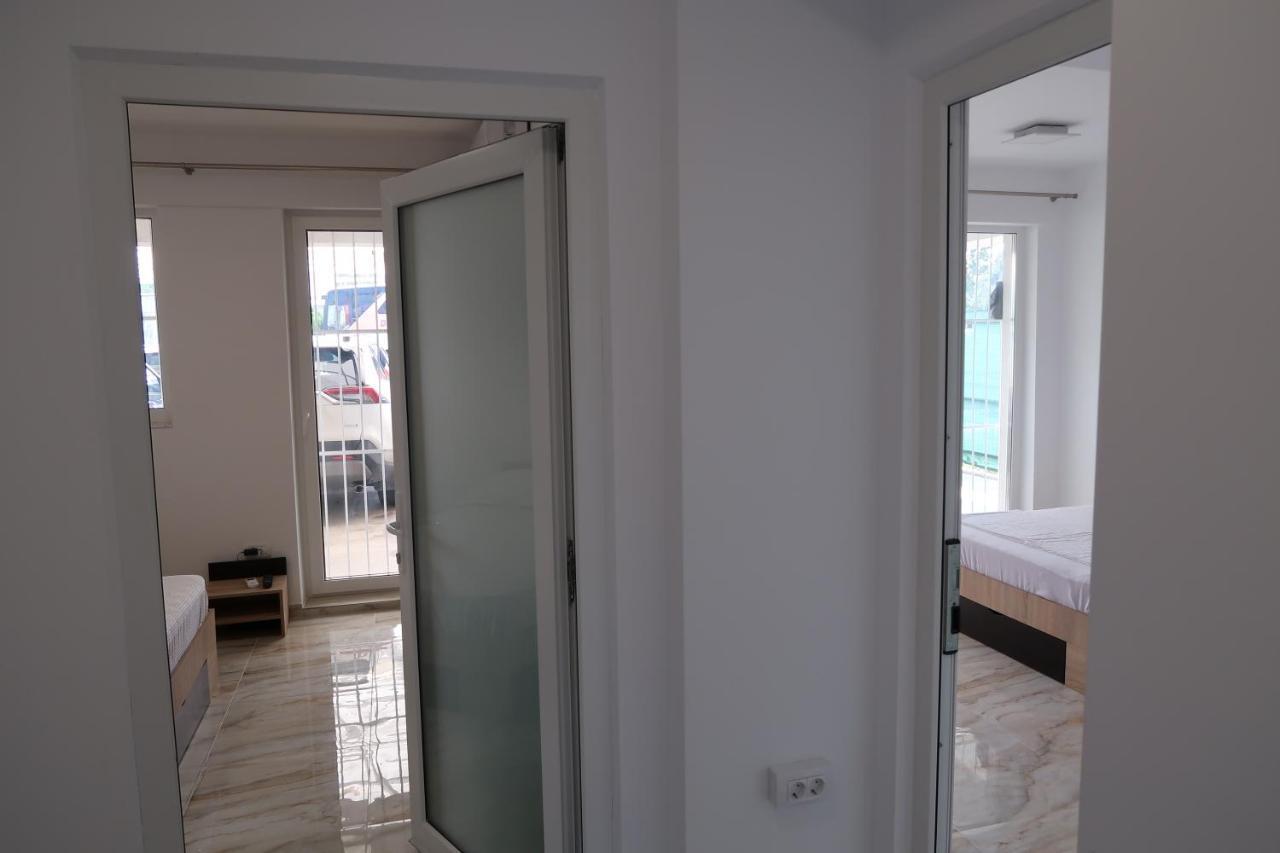 Home Space Two Navodari Bagian luar foto