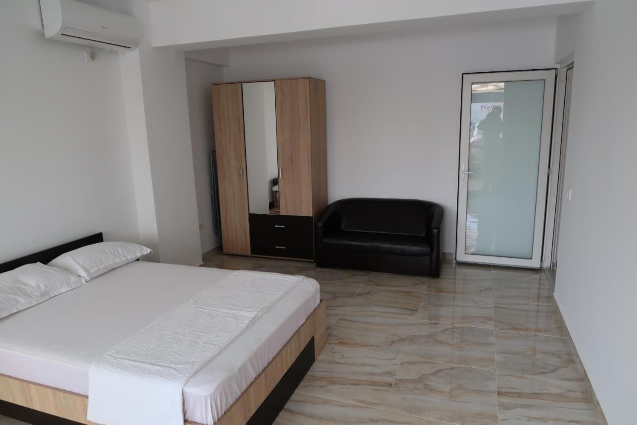 Home Space Two Navodari Bagian luar foto