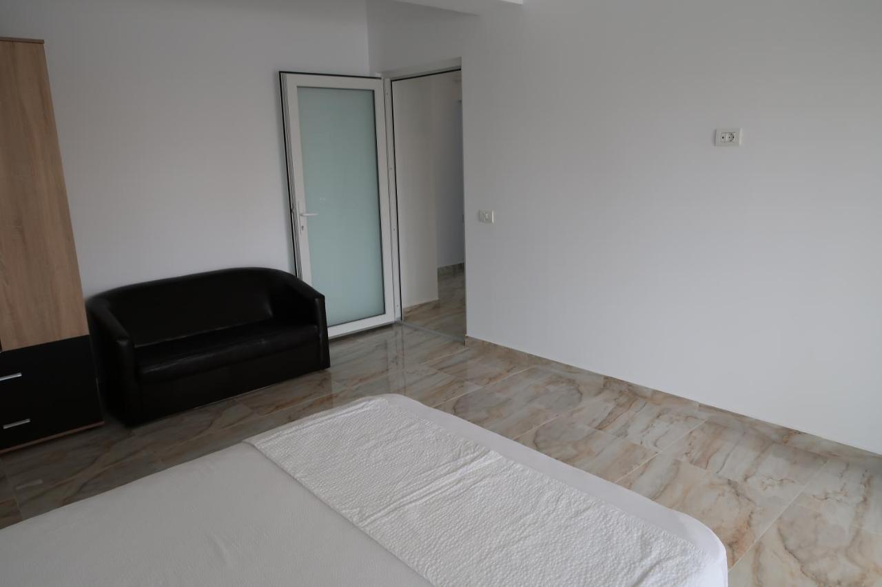 Home Space Two Navodari Bagian luar foto